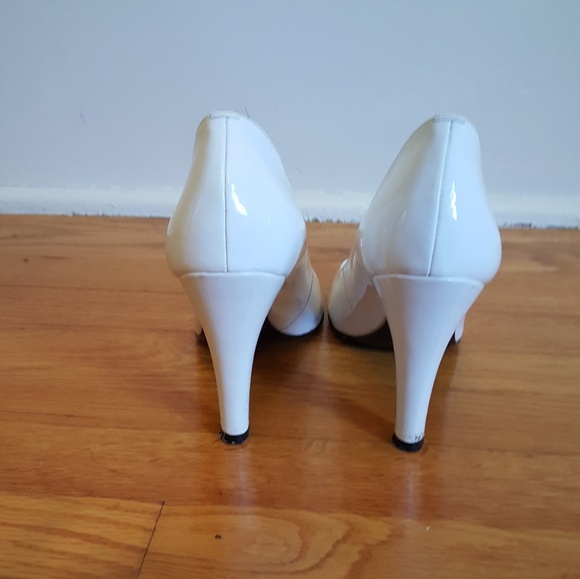 BCBG - White patent peep toe heels - Picture 2 of 4